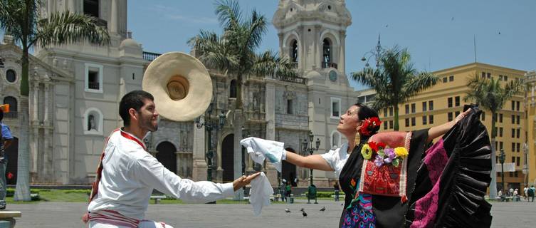 Marinera dancers in front of Limas cathedral