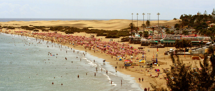 Playa del Inglés with its beautiful backdrop of sweeping sand dunes
